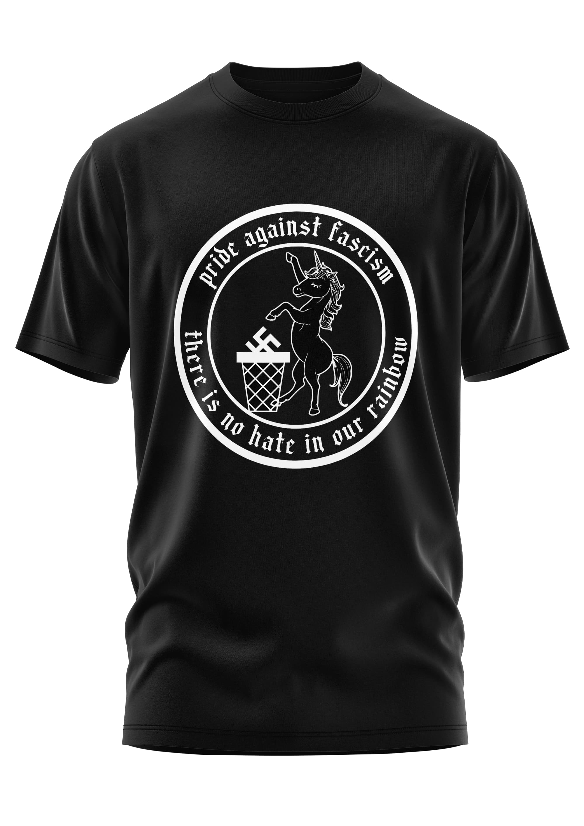 Schwarzes kurzärmliges T-Shirt mit einem weißen runden Grafikmotiv, das ein Einhorn zeigt, das einen Mülleimer mit einem Hakenkreuz tritt, umgeben von dem Text ’pride against fascism’ und ’there is no hate in our rainbow.’